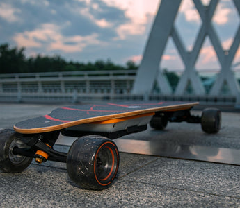 Uditer electric skateboard with 2 charging ports